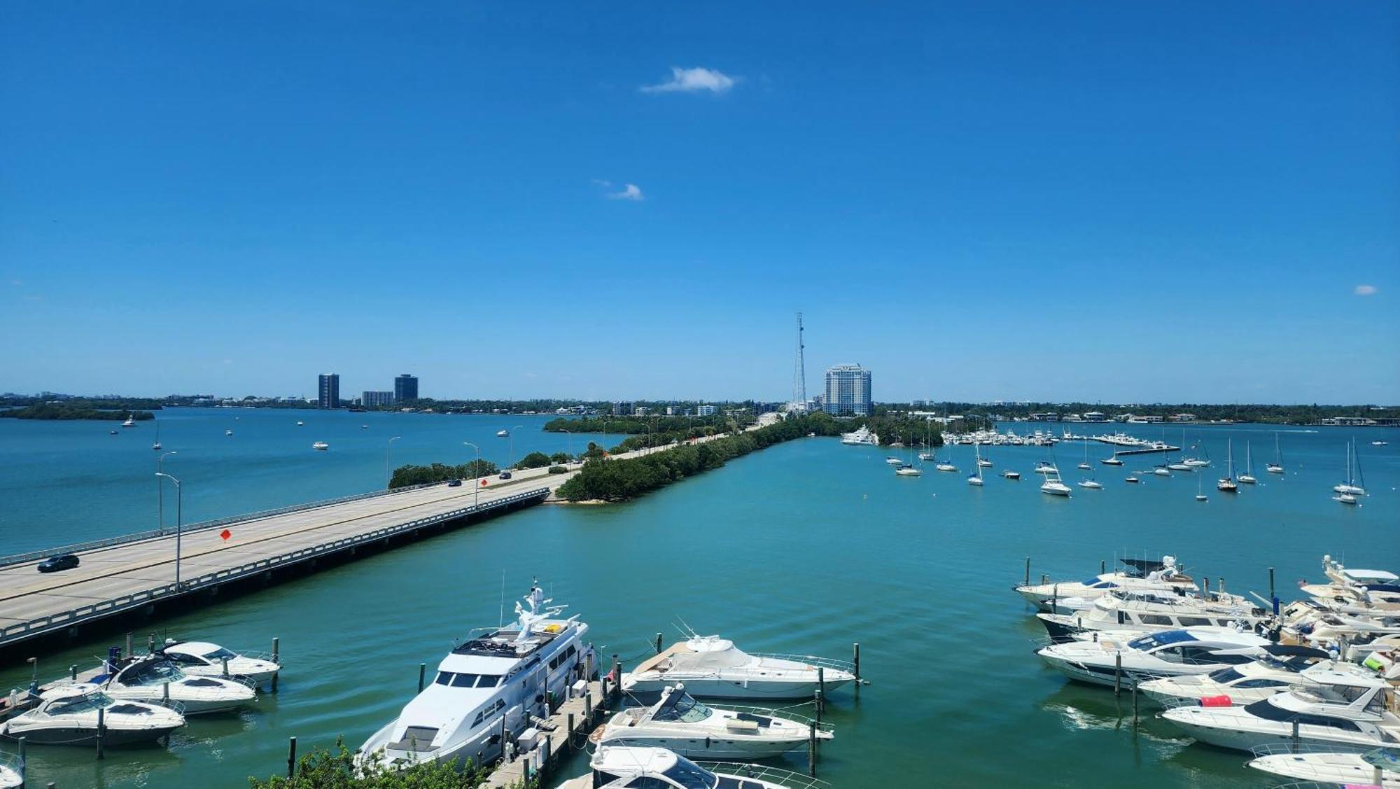 Bayfront Apartment Breathtaking Views- One Bedroom W Balcony- Living Room -Free Parking Miami Beach Exterior photo