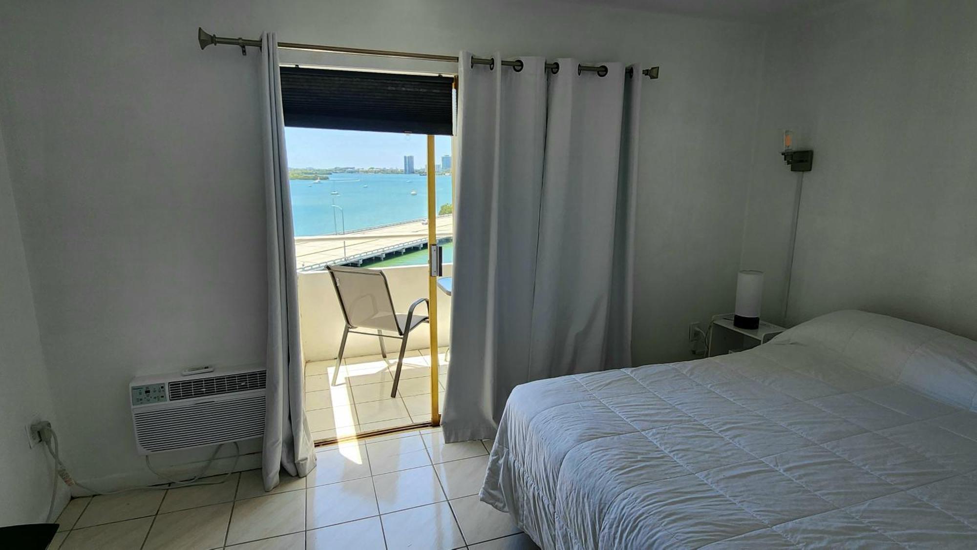 Bayfront Apartment Breathtaking Views- One Bedroom W Balcony- Living Room -Free Parking Miami Beach Exterior photo