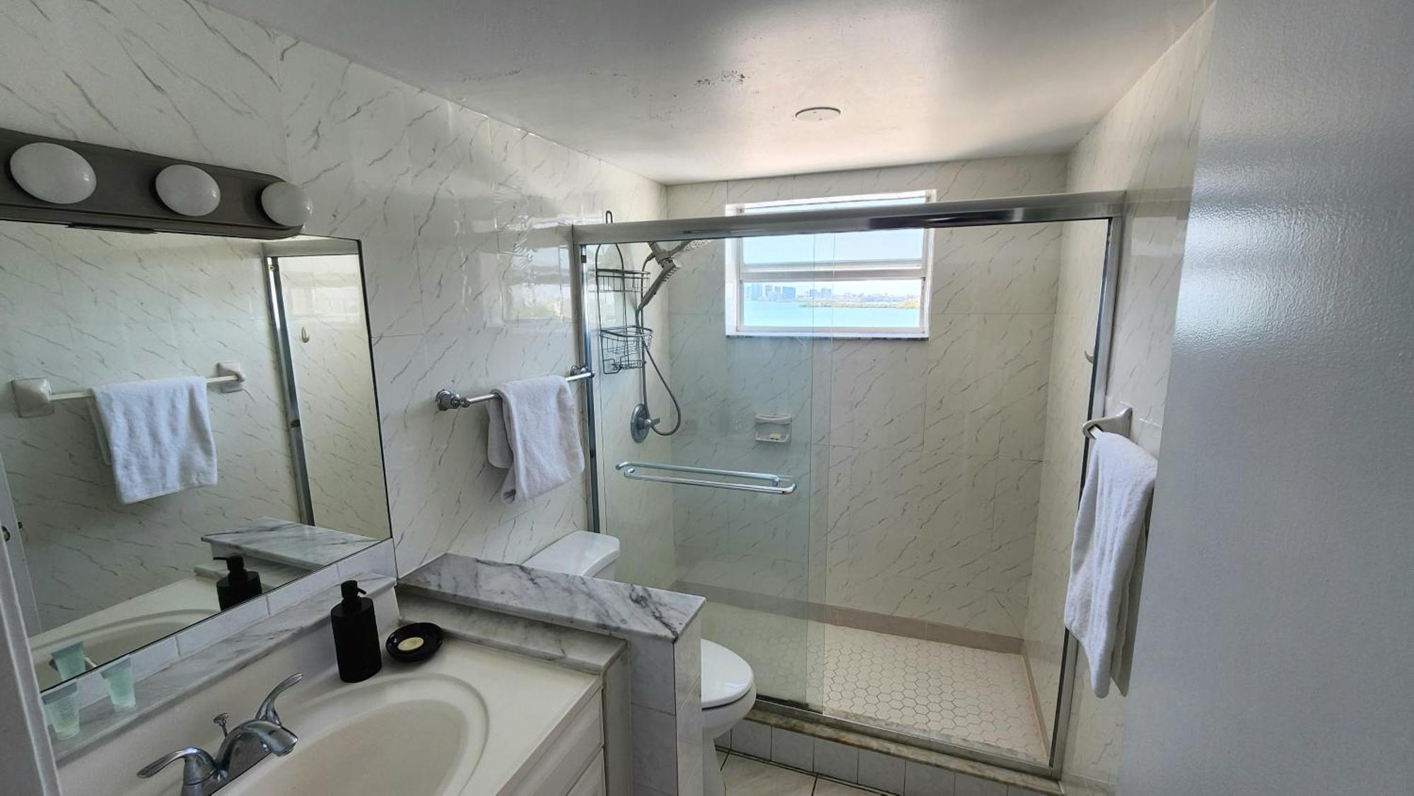 Bayfront Apartment Breathtaking Views- One Bedroom W Balcony- Living Room -Free Parking Miami Beach Exterior photo