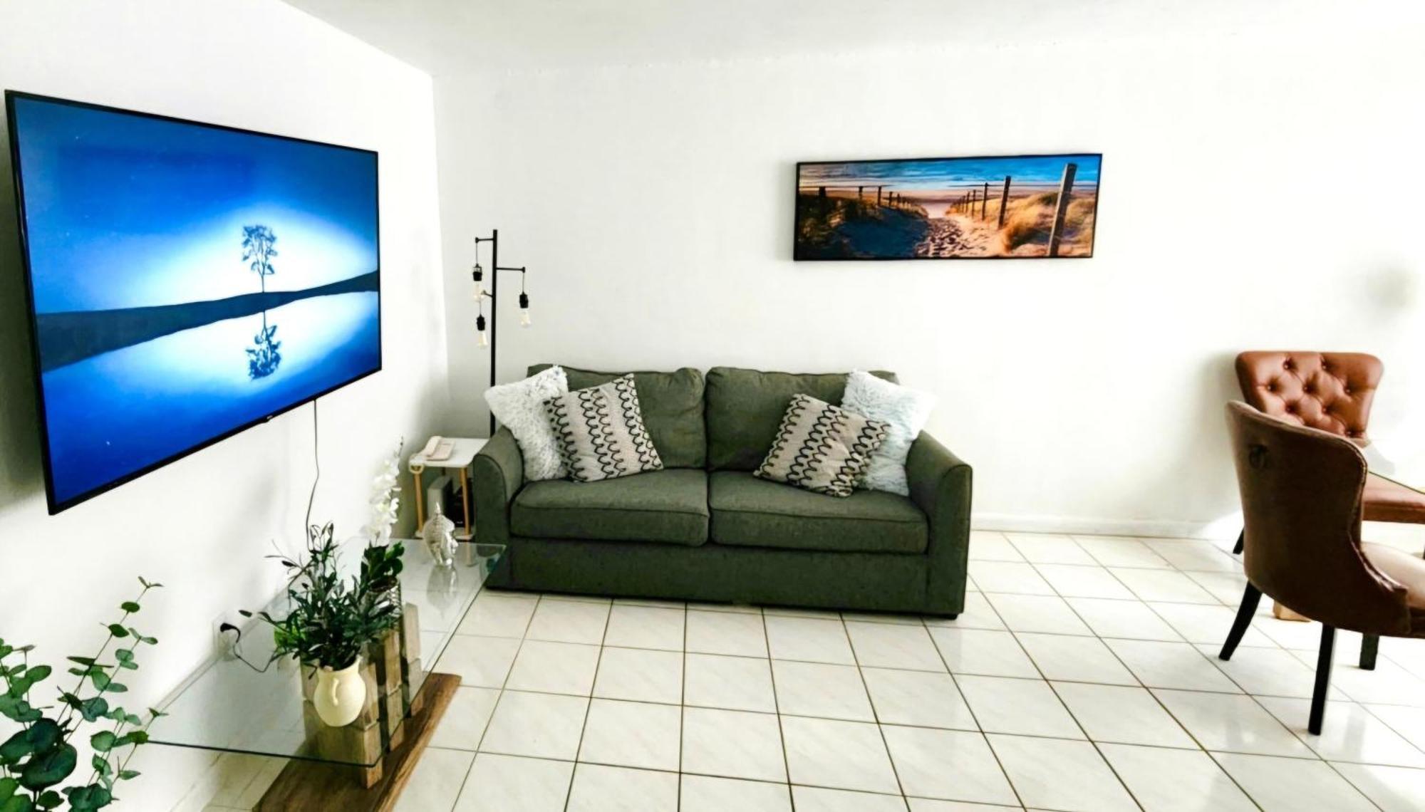 Bayfront Apartment Breathtaking Views- One Bedroom W Balcony- Living Room -Free Parking Miami Beach Room photo