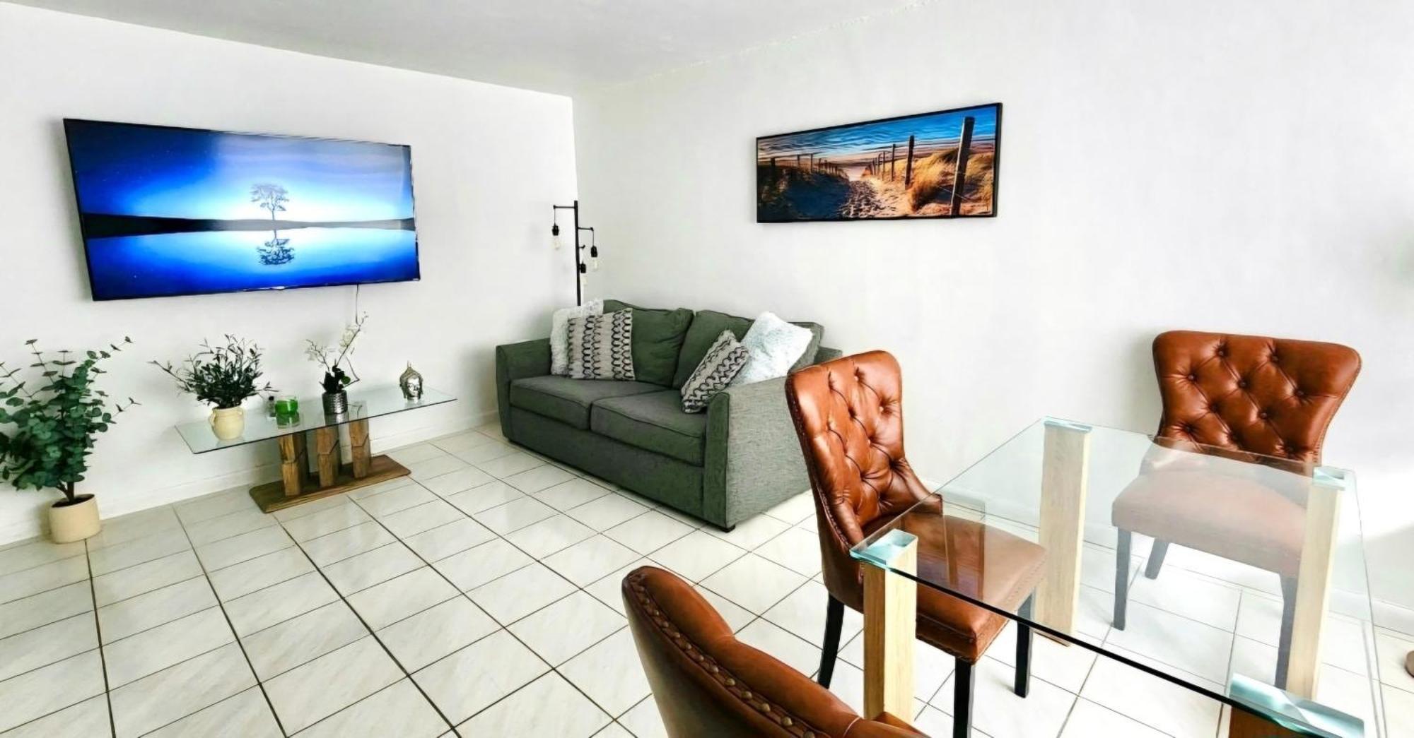 Bayfront Apartment Breathtaking Views- One Bedroom W Balcony- Living Room -Free Parking Miami Beach Room photo