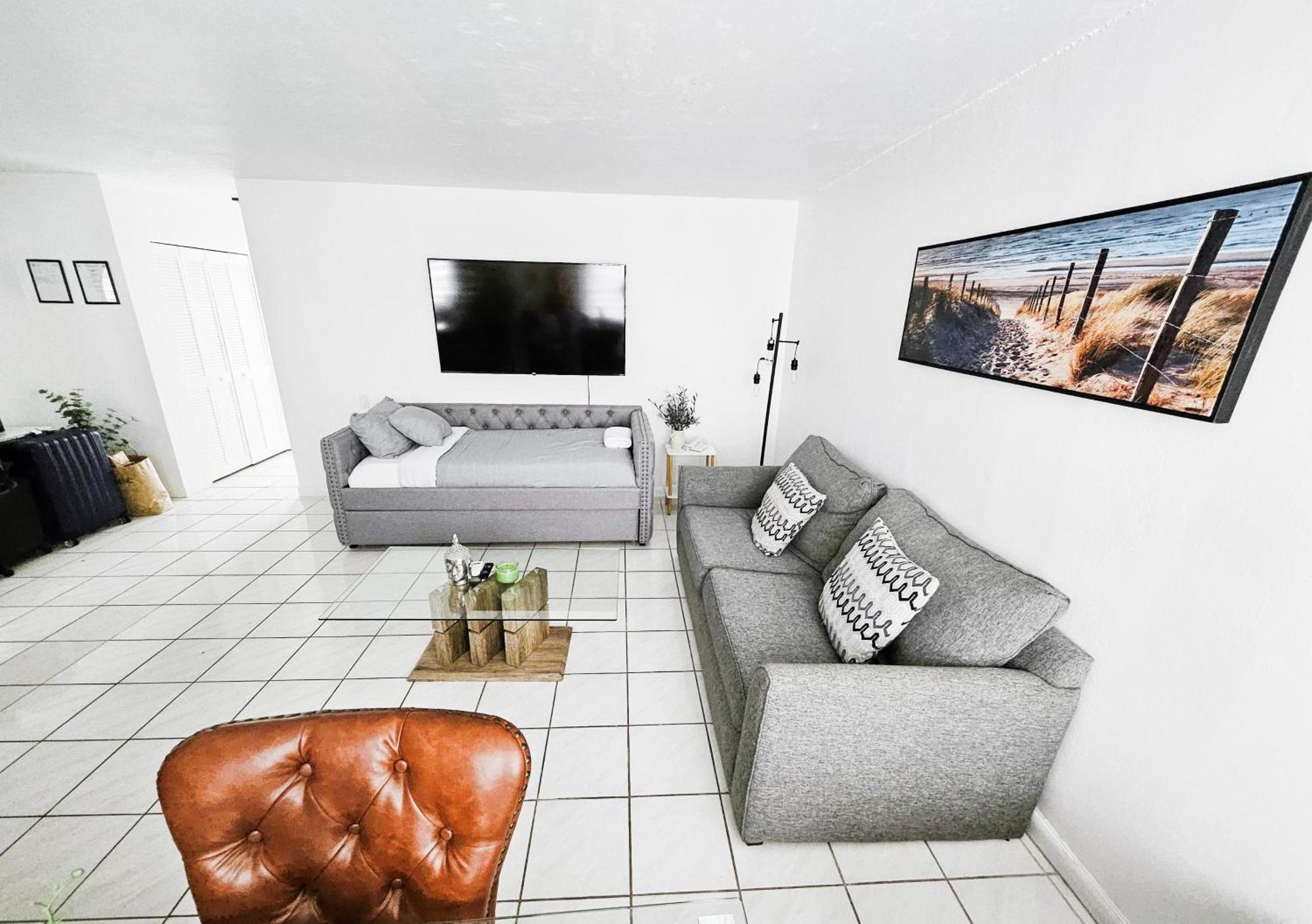 Bayfront Apartment Breathtaking Views- One Bedroom W Balcony- Living Room -Free Parking Miami Beach Exterior photo