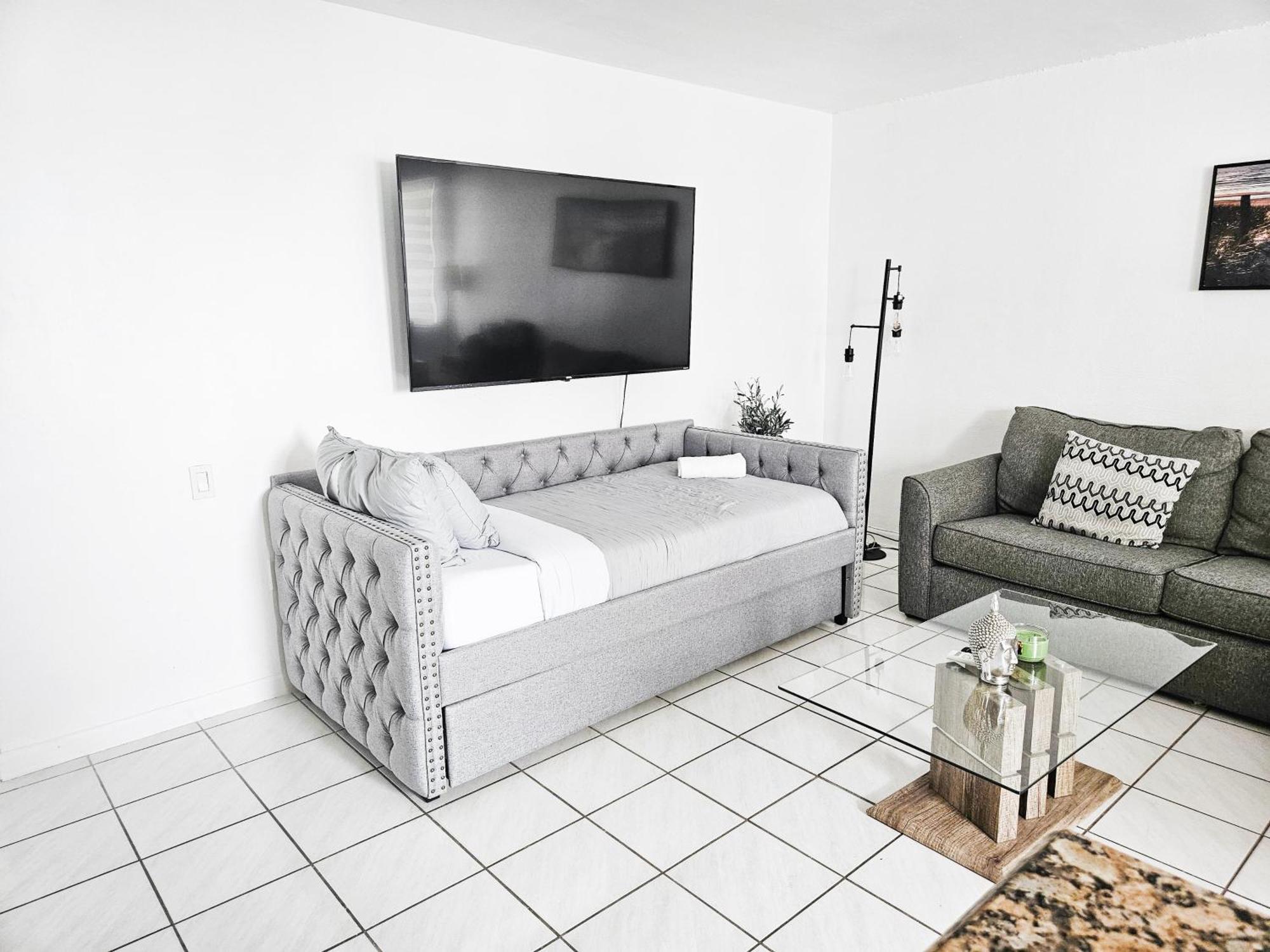 Bayfront Apartment Breathtaking Views- One Bedroom W Balcony- Living Room -Free Parking Miami Beach Exterior photo
