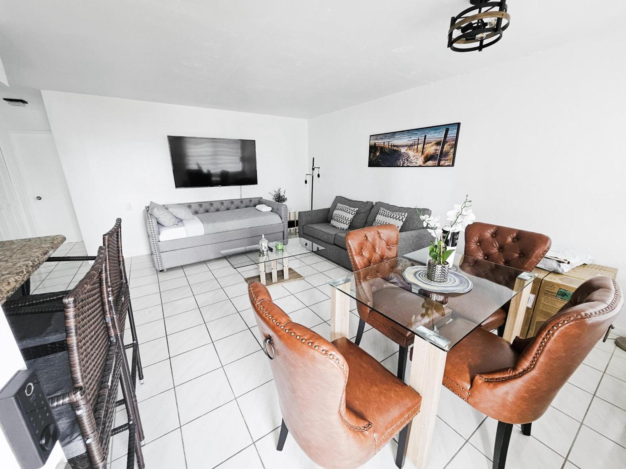 Bayfront Apartment Breathtaking Views- One Bedroom W Balcony- Living Room -Free Parking Miami Beach Exterior photo